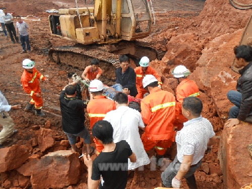 山体滑坡巨石压司机 株洲县消防紧急救出被困者