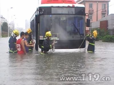 公交车陷齐腰深积水 扬州消防急救15名乘客[图]