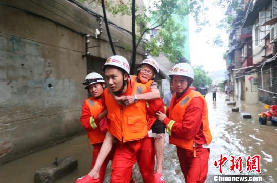 图为消防官兵在汉阳马沧湖小区营救一名被困老人。李国柱摄