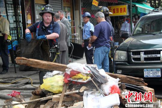 纽约唐人街华人商铺区爆炸起火消防员紧张清理现场