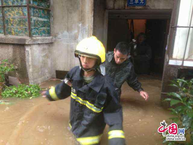 昆明暴雨主城区被淹交通阻断 消防出动15个中队排险