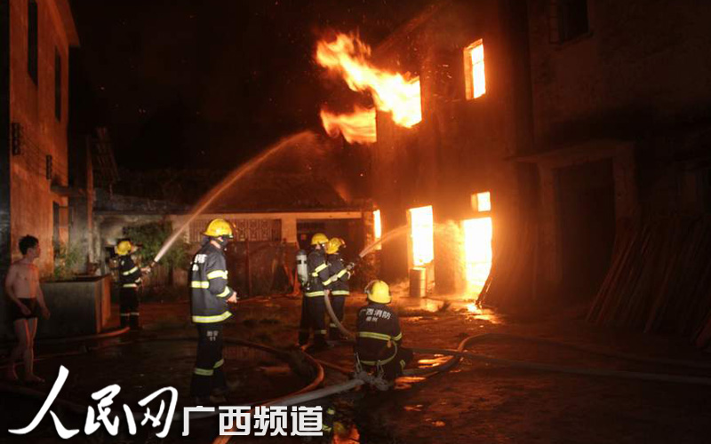 高清大图：广西一木材厂深夜大火烧毁整栋楼 现场浓烟冲天