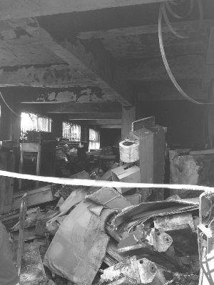 仓库内几十台空调被烧毁。