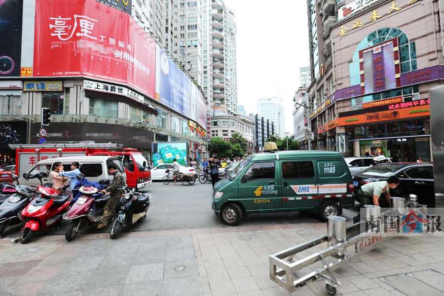 柳州五星街消防实战演练 乱停车挡住消防车(图)