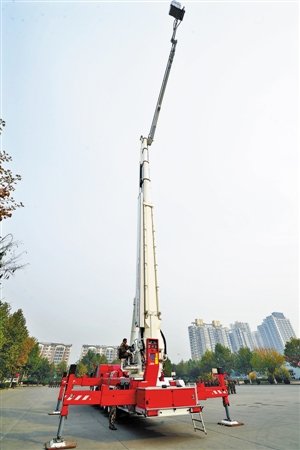 曲臂登高消防车