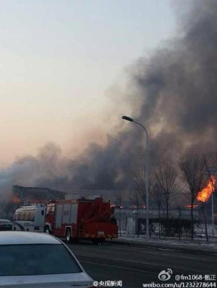 今晨天津依依纸业突发大火，火势迅猛。