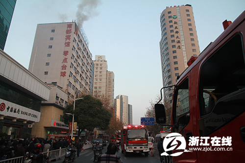 绍兴闹市区一高层宾馆起火 消防救出10余人