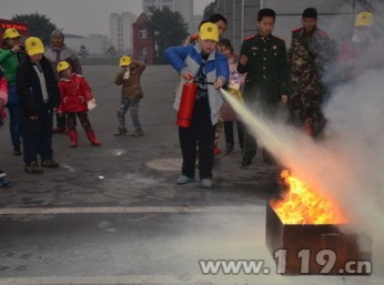 学生练习灭火