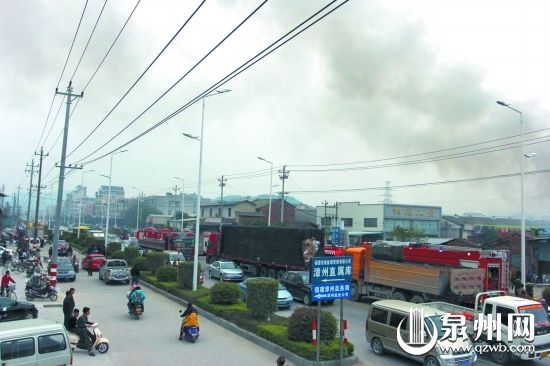 大火造成附近道路交通拥堵