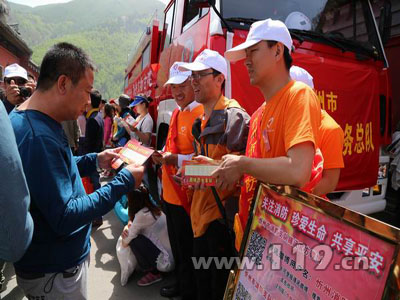 志愿者发放宣传资料