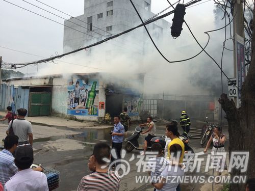 晋安区西园村西凤路一食杂店突发大火 导致附近片区停电