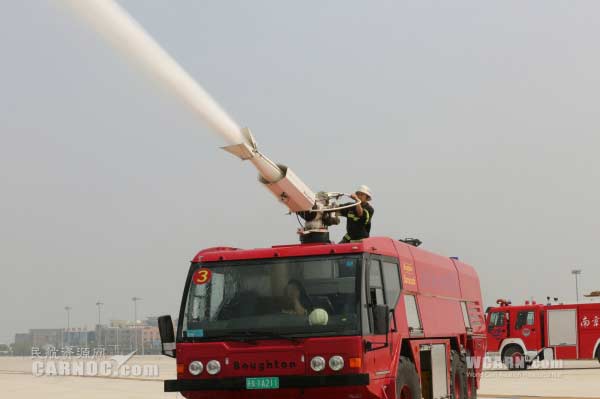 南京机场二号跑道消防实战演练