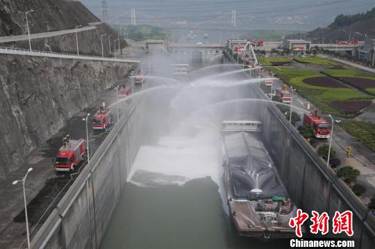 三峡船闸闸室火灾应急救援演练现场 吴雅萍 摄