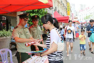 宣传人员向过路群众和游客发放宣传小册子