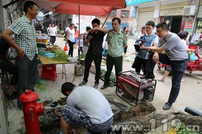 市场内部第一台消火栓安装  