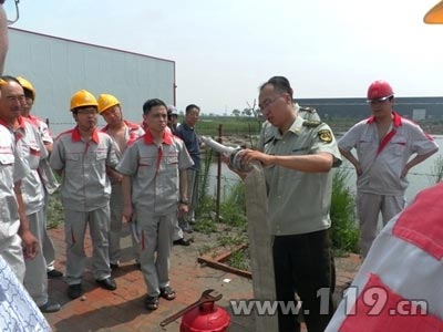 宣传人员现场演示水枪水带连接