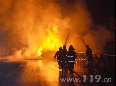 宁洛高速大货车爆胎起火