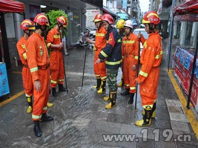 玉溪凤凰路与棋阳路交叉口积水