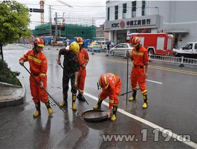 玉溪凤凰路与棋阳路交叉口积水