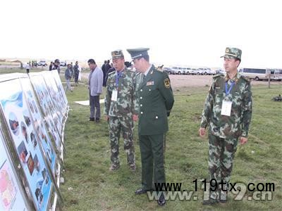 李海峰副总队长观看灭火流程示意展板