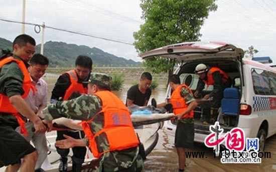 消防官兵正在进行救援