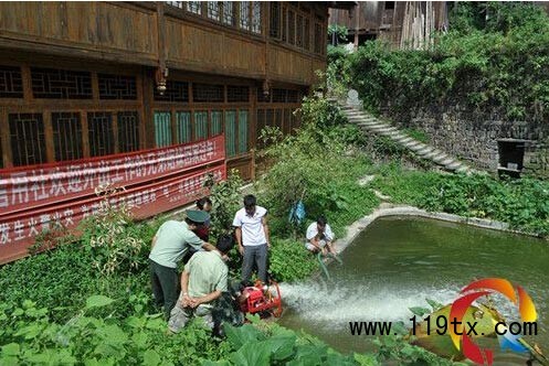 消防官兵给村民讲解消防器材使用方法