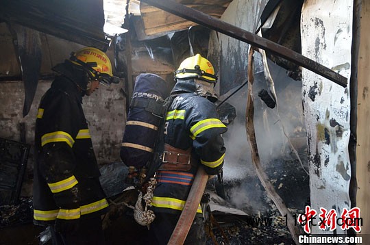 绵阳市高新区万兴街凝祥寺社区一居民楼发生火灾 烧得面目全非