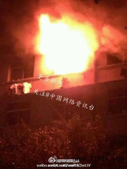 泰安市岱宗大街61号山东农业大学5号楼一间宿舍起火 火光冲天