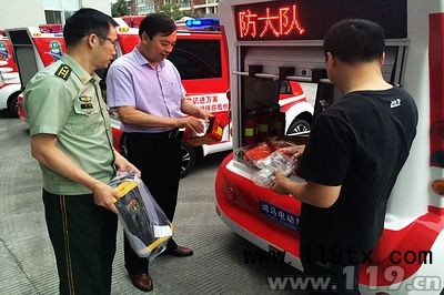 消防官兵参观多功能消防巡逻车