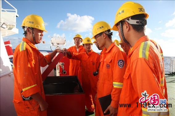 实地了解船上消防设施，图为飞机平台上的消防服储藏箱