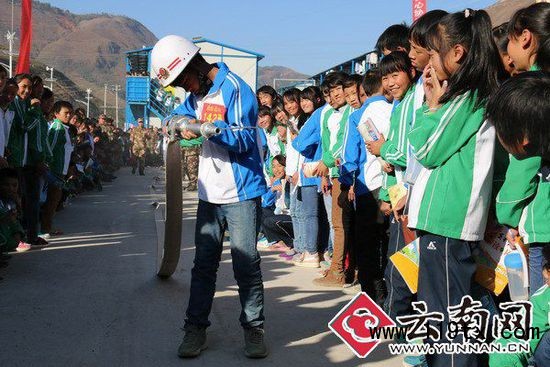 学生在运动会中学习消防知识