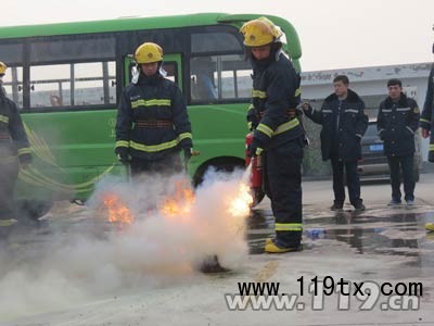 消防官兵现场演示使用灭火器灭火