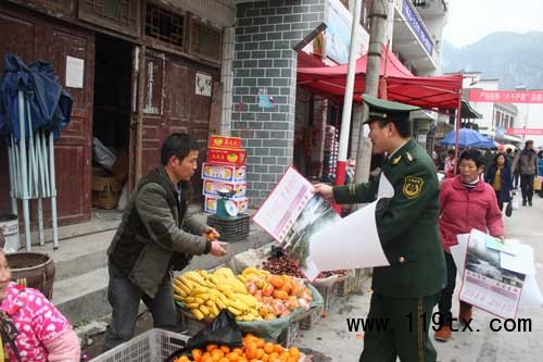 消防官兵走上街头宣传消防常识