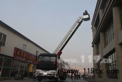 演习现场消防官兵利用登高消防车救人