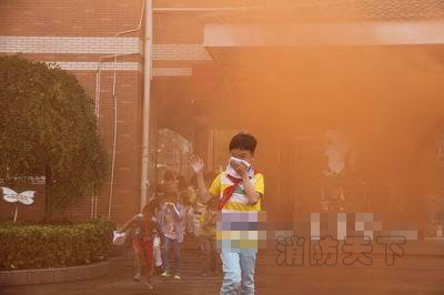 黄岩2200名师生集结逃生 操场授课学灭火