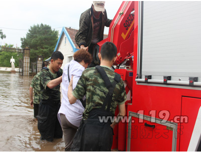 黑龙江遇暴雨发生洪涝,消防疏散群众近千人