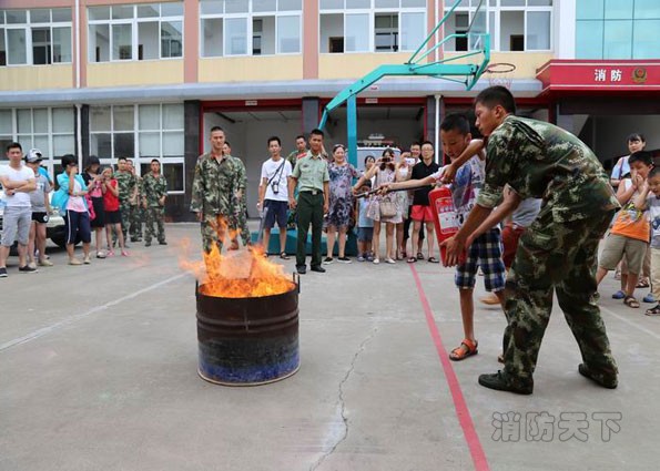 亲子家庭进红门学消防