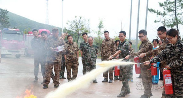 消防民警讲解各类消防设备技能