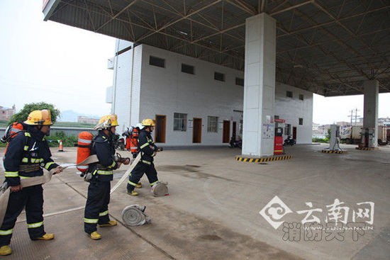 组织消防官兵对易燃易爆单位开展演练