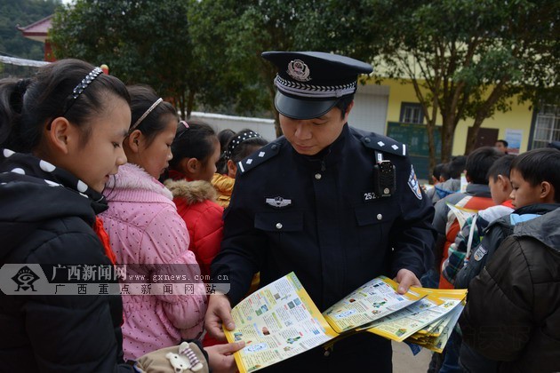 金秀公安进校园开展毒品防范及消防安全演练(图)