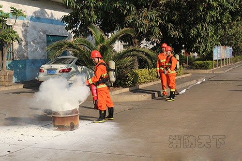  消防站救援人员到达现场灭火救援  