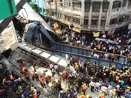 印度一在建天桥倒塌至少15死100人受伤